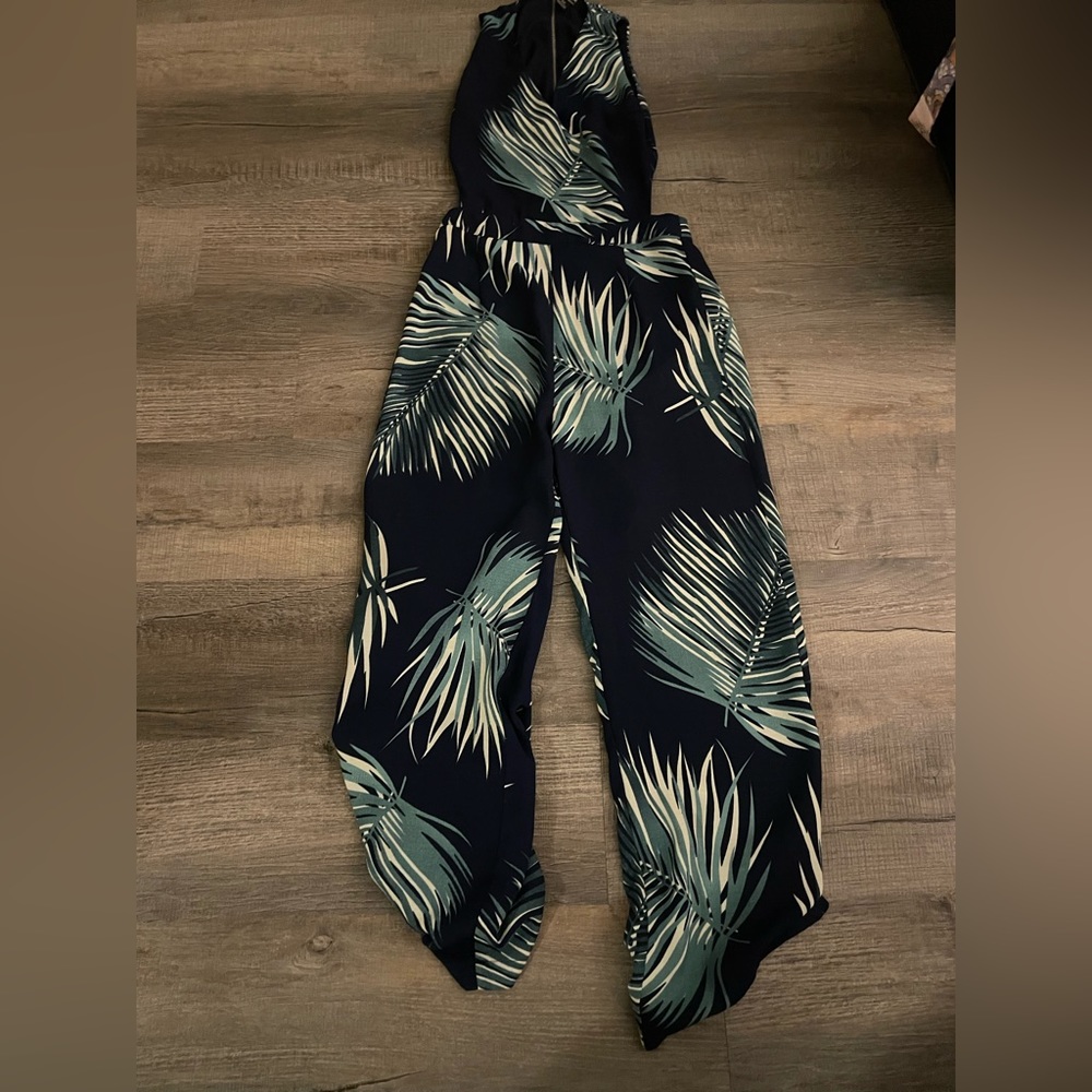 Cute jumpsuit- like new